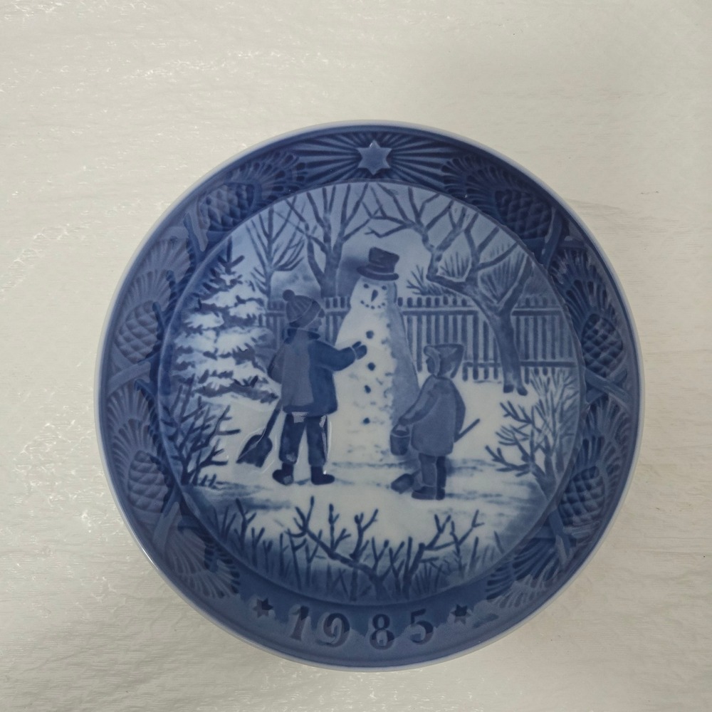 Royal Copenhagen 1985 Christmas Plate The Snowman Snemanden Blue White Porcelain